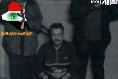 Un momento del vídeo, en blanco y negro, en el que dos hombres apuntan a otro, que se identifica como Bernard.