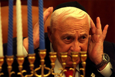 El primer ministro israelí, Ariel Sharon, participa en la ceremonia de encendido de la cuarta vela judía  Hanukkah , en su oficina de Jerusalén.