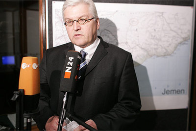 El ministro alemán de Exteriores, Frank Walter Steinmeier, se felicita por la liberación de Chrobog y su familia.