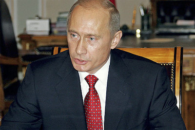 El presidente ruso, Vladímir Putin, durante su reunión con su primer ministro, Mijaíl Fradkov, el último día del año.