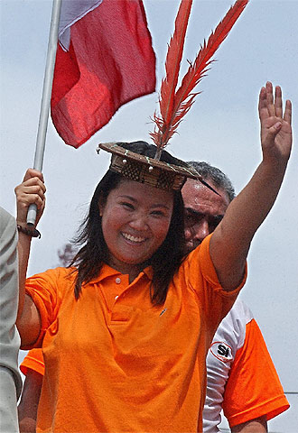 Keiko Sofía, hija mayor del ex presidente Alberto Fujimori, celebra la inscripción de la candidatura de su padre.