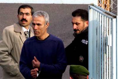 Alí Agca, a su salida de la prisión de Kartal, en Estambul, acompañado de dos policías.