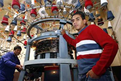 Un trabajador de Punto Blanco posa con una de las  chompas  estilo Morales.
