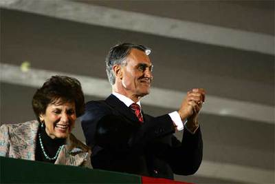 El nuevo presidente portugués celebra el triunfo electoral junto a los seguidores de su partido.