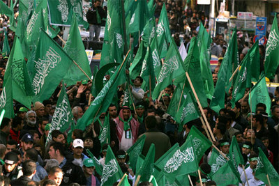 Partidarios de la lista de Hamás ondean banderas verdes en la ciudad cisjordana de Ramala.