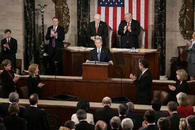 George W. Bush es aplaudido en el Capitolio momentos antes de comenzar el discurso.