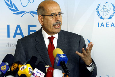 El director general del OIEA, Mohamed El Baradei, atiende a la prensa en Viena, a su llegada a la reunión.
