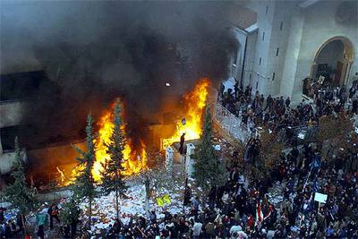 El fuego destruye el edificio en el que tienen su sede las legaciones diplomáticas de Dinamarca, Suecia y Chile.