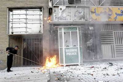 Así ha quedado la fachada de la embajada de Austria en Teherán.