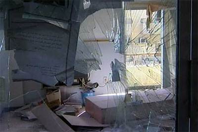 Captura de televisión en la que se aprecian los desperfectos causados en la sede de la empresa  Salam .