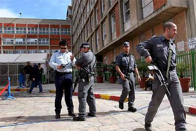 Policías antidisturbios israelíes custodian el hospital donde se encuentra ingresado Sharon.
