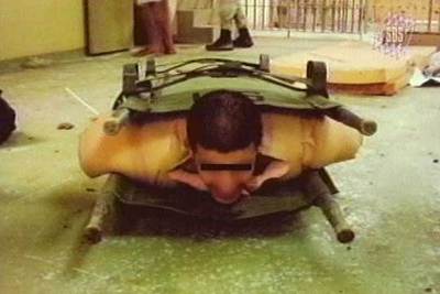 Imagen de tortura a un preso iraquí difundida por un canal australiano.