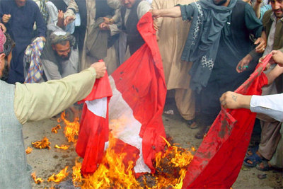 Un grupo de estudiantes musulmanes corean eslóganes contra Dinamarca y quema una bandera danesa, en la localidad de Chaman, cerca de la frontera entre Pakistán y Afganistán.