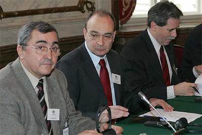 Los delegados serbios, Randjel Noikic (izquierda), Leon Kojen y Slobodan Samardzic, antes de comenzar la sesión.