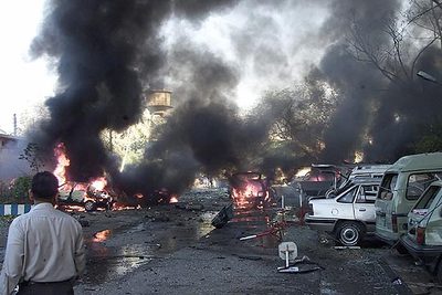 Varios coches en llamas tras las explosiones registradas en las inmediaciones del consulado de EE UU en Karachi, al sur de Pakistán.