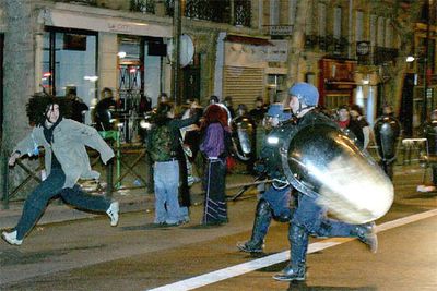 Un agente antidisturbios persigue a un manifestante esta noche por el barrio latino de París.