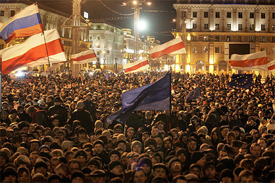 Partidarios de Milinkevich, concentrados en la plaza de Octubre, con las antiguas banderas bielorrusas, blancas y rojas.