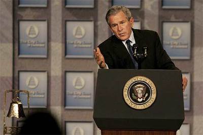 El presidente George W. Bush, durante su discurso en el 'City Club' de Cleveland (Ohio).