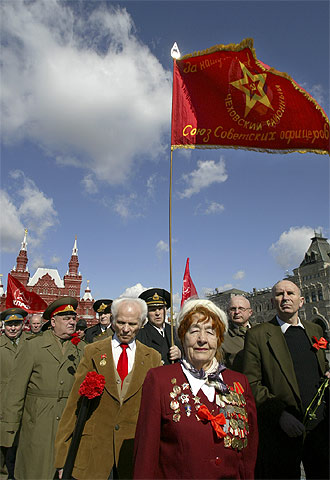 La cola de nostálgicos del antiguo régimen comunista frente al mausoleo de Lenin en la Plaza Roja de Moscú.