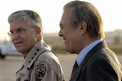 Rumsfeld, con el comandante de las tropas americanas en Irak, el general George Casey.