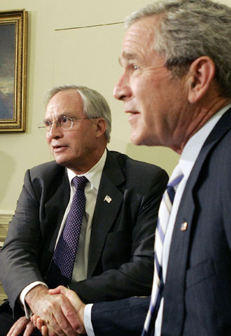Goss presenta su renuncia a Bush.