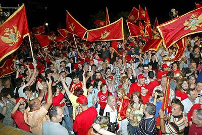 Un grupo de montenegrinos celebran en Podgorica la victoria del 'sí' a la independecia respecto a Serbia