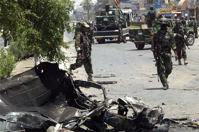 Resto de uno de los coches que ha explotado hoy en un barrio de Bagdad y que ha causado la muerte a varias personas.