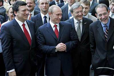 De dcha. a izqda., el alto representante para la Política Exterior y de Seguridad Común de la UE, Javier Solana, el canciller austríaco Wolfgang Schuessel, el presidente ruso Vladimir Putin y el presidente de la Comisión Europea José Manuel Barroso.
