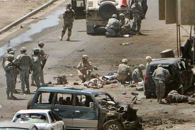 Los reporteros de la CBS yacen en el suelo tras la explosión de una bomba.