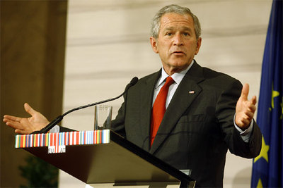 El presidente de Estados Unidos, George W. Bush, responde a los periodistas tras la reunión con la UE en Viena.
