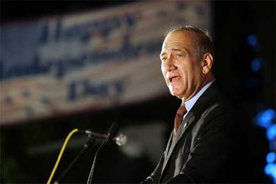 Ehud Olmert durante su discurso en la embajada de EE UU en el que ha advertido a Hamás que serán los primeros en pagar las consecuencias