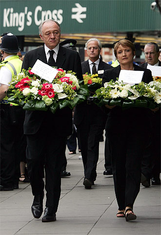 Livingstone y Jowell portan sendos ramos de flores ante la estación de King's Cross.