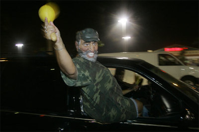 Una persona celebra con una careta de Castro las noticias llegadas de la isla, en la ciudad norteamericana de Hialeah.