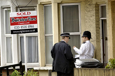 Policías británicos montan guardia en una vivienda en Forest Road, en el este de Londres, durante un registro.