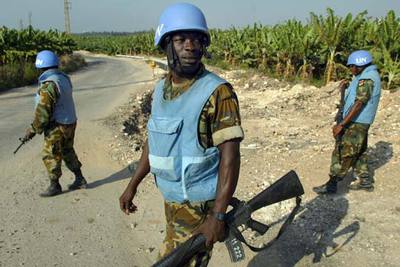 Tres  cascos azules  ganeses, miembros de la FINUL, patrullan cerca de la ciudad de Naqura, al sur de Líbano, el jueves 17 de agosto.