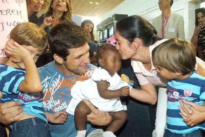 Javier Torrente y Natalia Castellanos posan en Barcelona con su familia y su nueva hija Olivia.