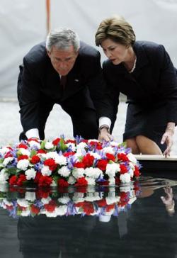 Bush y su esposa Laura, durante la ofrenda floral en la  zona cero  de Nueva York, en honor a las víctimas del 11-S.