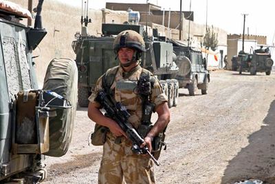 Un soldado británico de las fuerzas de la OTAN vigila una zona en la ciudad de Kandahar, al sur de Afganistán, el pasado tres de septiembre.