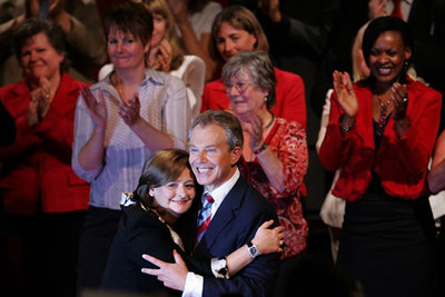 Blair y su esposa Cherie, hoy tras su discurso de despedida en Manchester.