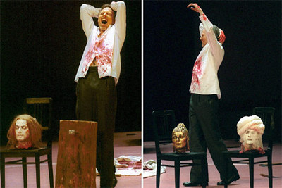 Momento de la ópera 'Idomeneo' en la que se muestran las cabezas de Mahoma, Jesús, Buda y Poseidón.