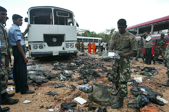 Un soldado de Sri Lanka inspecciona el lugar del brutal atentado, cerca de Dambulla.