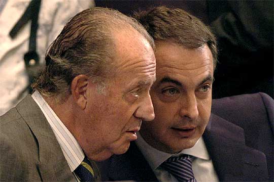 El rey Juan Carlos y José Luis Rodríguez Zapatero conversan durante la clausura de la cumbre.