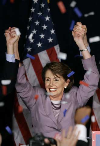 La demócrata Nancy Pelosi, que presidirá la Cámara Baja, celebra los resultados de las elecciones legistlativas en EE UU.