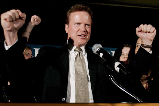 El ex gobernador de Virginia y candidato demócrata al Senado de Estados Unidos, Jim Webb, se dirige a sus seguidores durante la noche electoral en Vienna, Estado de Virginia