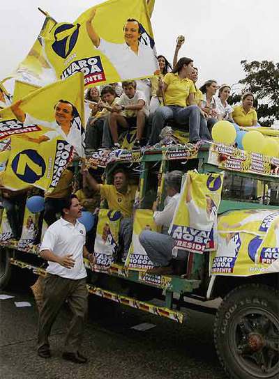 El izquierdista Correa anuncia su victoria en las elecciones de Ecuador