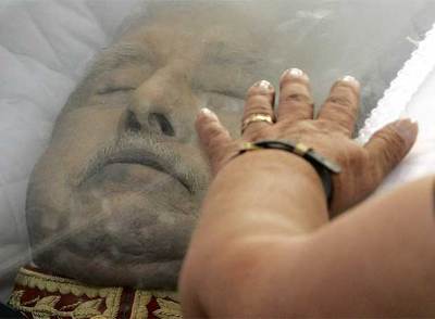 Una multitud de adeptos ha dado su último adiós a Augusto Pinochet, que falleció a los 91 años acosado por la justicia y después de causar una profunda grieta en la sociedad chilena por su sangrienta dictadura de 17 años (1973-1990).  Pinochet no será enterrado con honores de jefe de Estado, porque 