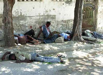 Al menos cinco personas han muerto durante un enfrentamiento armado entre miembros de la seguridad presidencial y combatientes de un poderoso  señor de la guerra  en le capital somalí.