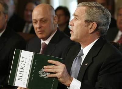 El presidente de EE UU, George W. Bush, sostiene una copia del presupuesto durante una reunión esta mañana en la Casa Blanca, en Washington.
