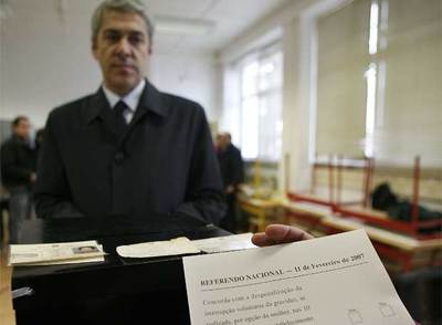 Portugal despenaliza el aborto en un referéndum con el 56,4% de abstención