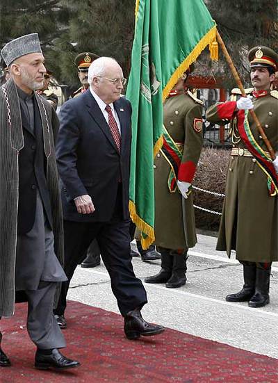 Cheney sale ileso de un atentado suicida en Afganistán